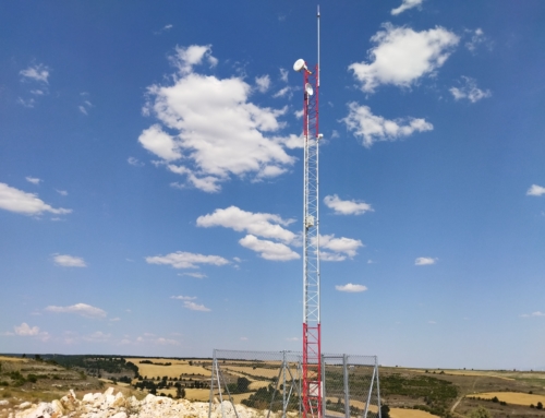 Torre arriostrada y autosoportada de 12 metros de altura con para rayos